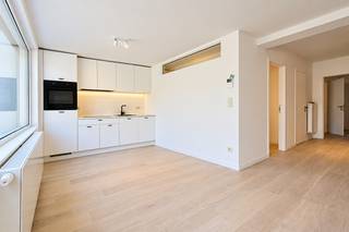 <strong>In hetzelfde gebouw bieden we nog verschillende andere types van appartementen aan, voor meer info of een bezoek bel Philip 0475757251 <br /><br />Gerenoveerd lichtrijk 1-slaapkamerappartement </strong>op toplocatie – instapklaar en uitstekend bereikbaar.<br />Dit charmante appartement bevindt zich op een centrale ligging in Gent, op fietsafstand van het bruisende stadscentrum en op wandelafstand van het prachtige natuurgebied Bourgoyen-Ossemeersen. Winkels, openbaar vervoer en belangrijke invalswegen zijn vlakbij, waardoor je geniet van een ideale combinatie van rust, bereikbaarheid en stedelijk comfort.<br />Het appartement ligt op het gelijkvloers en beschikt over een lichtrijke leefruimte met ruime open keuken, een aparte slaapkamer en een stijlvolle badkamer met douche en toilet. <br /><br /><strong>Recente vernieuwingen (2026):</strong><br />- Voorgevel geïsoleerd, dak geïsoleerd<br />- Raam en schrijnwerk aan de voorgevel vervangen <br />- Nieuwe collectieve gas-condensatieketel met thermostaat (2026)<br />- Keuken, badkamer, vloeren, herpleisteren muren en plafonds, nieuwe elektriciteit,...<br />- Nieuwe leidingen<br />- Totale renovatie met duurzame materialen! <br /><br /><strong>Uitstekende bereikbaarheid</strong><br />- Busverbinding in de straat<br />- ±10 minuten fietsen naar Gent-Sint-Pieters station<br />- ±10 minuten fietsen naar de Kouter<br />- ±10 minuten wandelen naar Bourgoyen-Ossemeersen, natuur om de hoek<br /><span>- </span>±<span>10 min. fietsen: Cultuur, shoppen, Gent-Sint-Pieters én alle hogescholen/uniefs.<br />- </span><span>Stadsmens? Wandel in 35 min. naar het Gravensteen of de Graslei.</span><br /><span>- Sport &amp; Ontspanning: Zin in een ochtendduik? Het Stedelijk Zwembad Rooigem ligt op een steenworp afstand!</span><br />- <span>Topverbinding: Ideale aansluiting op de E40/E17</span><br /><br /><strong>Extra troeven</strong><br /><span>- Gelegen op de gelijkvloer verdieping met terras en tuin</span><br />- Volledig instapklaar, heel mooi gerenoveerd!<br />- Energiezuinig<br />- Onderhoudsvriendelijk<br />- Interessant als lange termijn investering (verhuur aan studenten of starters)<br />- Individuele meters per verdieping<br /><span>- Lage kosten: Kleine mede-eigendom zonder syndicus!</span><br /><br />Dit appartement is ideaal als comfortabele woonst voor een alleenstaande, jong koppel of als investeringspand.<br /><br />OPTIONEEL: Inpandige garagebox te koop 40.0000 euro. (GEEN aankoopverplichting)<br /><br />EPC 223 kWh/(m<sup>2</sup>jaar), energielabel C<br />Asbestveilig: 0 asbestmaterialen<br />Elektrische keuring CONFORM algemeen reglement elektrische intallaties<br />Het perceel te Gent, afdeling 16, sectie K met perceelnummer 0727/00L006 bevindt zich niet in een risicozone voor overstromingen.<br />Stedenbouwkundige inlichtingen in aanvraag, 21/09/2026<br /><br /><strong>Voor meer info of een bezoek bel Philip 0475757251 </strong><br /> 