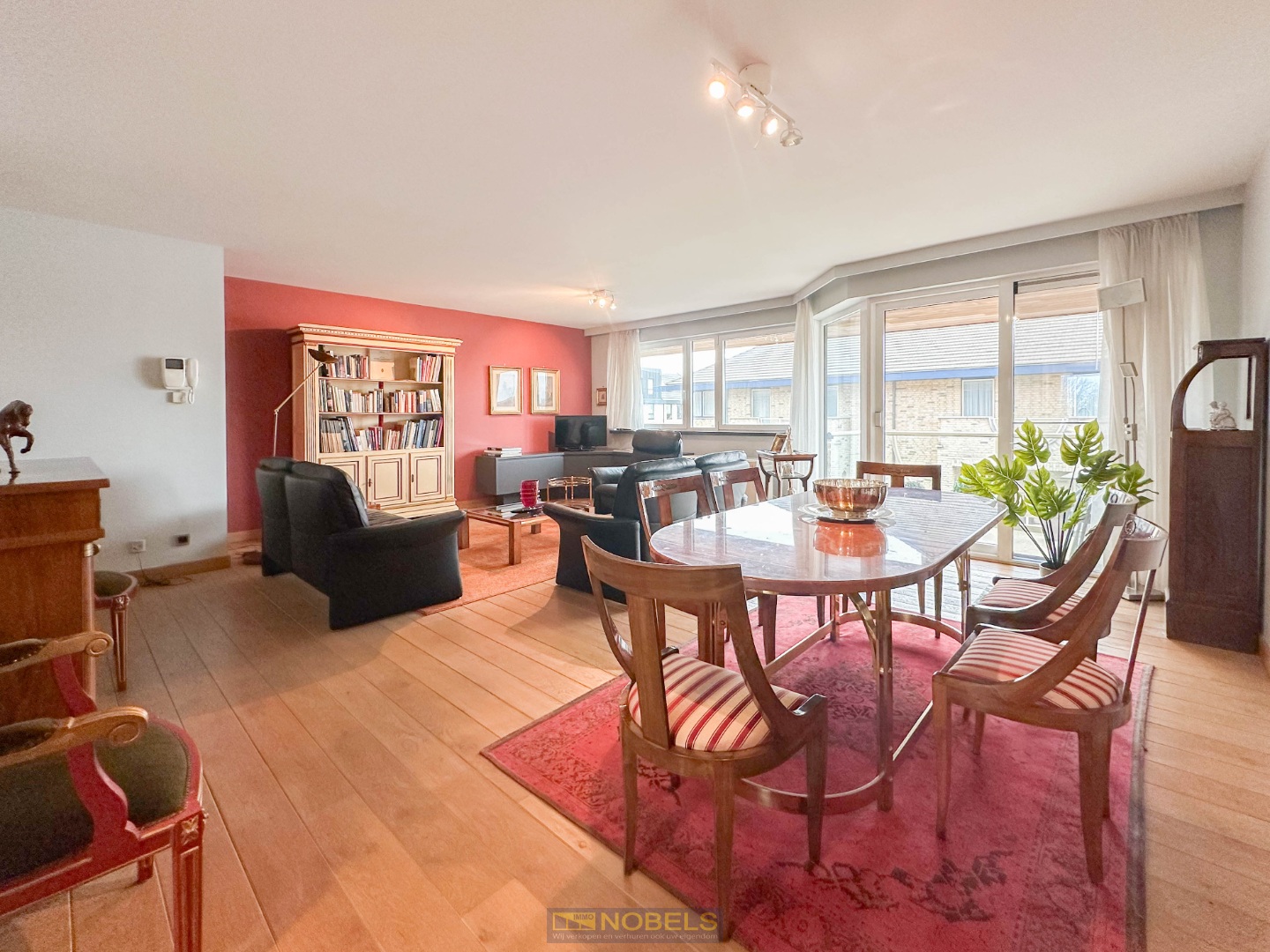 Te koop, ruim, knap afgewerkt 3-slaapkamerappartement met 2 terrassen en garage te Oudenaarde - photo 2