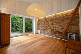 Welkom in Holsbeek! Deze uitzonderlijke woning is gelegen op een prachtlocatie met alle mogelijke faciliteiten in de buurt. De woning onderging een grondige renovatie in 2016 waarbij er onder meer een praktijkruimte, atelier en kantoor werden ingericht. De mogelijkheden van dit pand zijn eindeloos en dankzij de uitstekende ligging zijn de omliggende steden vlot bereikbaar. <br /><br />We komen de woning binnen langs de hernieuwde inkomhal met gastentoilet en kitchenette. Aan de rechterkant vinden we het praktijkgedeelte met kantoor, vergaderruimte, zitruimte, atelier en bijhorende mezzanine. Dankzij de grote raampartijen is de verbinding met de groene tuin adembenemend, terwijl authentieke elementen zorgen voor de nodige charme.<br /><br />Aan de linkerzijde vinden we het hoofdgebouw met een tweede inkomhal langs de zijkant van de woning, een grote leefruimte met open keuken, een tv-kamer en een berging. Ook in de leefruimte werden er tijdens de renovatie nieuwe glaspartijen geplaatst, waardoor er een unieke connectie met de tuin tot stand werd gebracht. Boven vinden we vier grote slaapkamers waarvan één met dressing, een ruime badkamer met bad en aparte douche en tot slot nog een zeer ruime zolder die mogelijkheden tot extra uitbreiding biedt.<br /><br />De woning beschikt over een grote, prachtige en groene tuin met een aangelegd terras. Achteraan het perceel bevindt er zich nog een handig tuinhuis.<br /><br />Benieuwd? Boek snel je bezoek ter plaatse via info@bvm-vastgoed.be of op het nummer 016 23 21 45
