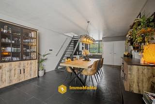 Ontdek deze jonge, hippe en instapklare woning gelegen in de Melkwegel 28 te Heusden.<br />Deze eigentijdse woning combineert comfort, ruimte en een praktische indeling, ideaal voor wie op zoek is naar zorgeloos wonen om te starten.<br />De lichtrijke open leefruimte met eet- en woonkamer sluit naadloos aan op de moderne keuken, die volledig uitgerust is met alle nodige toestellen en hedendaags comfort. Een perfecte setting voor gezellige momenten met familie en vrienden. Buiten geniet u van een aangename koer, ideaal om een dagelijks luchtje te scheppen.<br />Een absolute troef van deze woning is de zeer ruime slaapkamer met ensuite badkamer voorzien van een open inloopdouche, een ligbad, een moderne wastafel en een apart toilet, wat zorgt voor extra privacy en luxe. Ook de wasmachine en droogkast kunnen hier voorzien worden.<br />Daarnaast biedt de zolderkamer nog tal van mogelijkheden: bureau, hobbyruimte of extra slaapkamer.<br />Met een gunstig EPC en een uitstekende ligging in een rustige, maar vlot bereikbare buurt, is deze woning een unieke kans.<br /><br />Indeling: <br /><br />inkomhal - apart toilet - keuken - woon-en eetkamer - koer - badkamer - apart toilet - master bedroom - zolderkamer<br /><br />Voor meer informatie of een bezoek ter plaatse neemt u best contact op met onze dossierverantwoordelijke Lansan via 0470 67 66 17 of lansan@immomamo.be.<br /> 