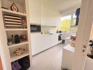 <h3><span>Gerenoveerd appartement met drie slaapkamers en uitzicht op het Leeuwerikpark</span></h3>
<p><span>Op zoek naar een ruim en instapklaar appartement op een rustige, maar centrale locatie? Dit gerenoveerde appartement is bijzonder geschikt voor een gezin met kinderen. Het </span><strong><span>Leeuwerikpark ligt recht tegenover het appartement en beschikt over een speeltuin</span></strong><span>, waardoor kinderen alle ruimte hebben om buiten te spelen.</span></p>
<p><span>De ruime leefruimte baadt in het natuurlijke licht en biedt een aangenaam uitzicht op het park. Aansluitend bevindt zich de aparte keuken, die praktisch is ingericht en voorzien is van een oven, microgolfoven, kookplaat, vaatwasmachine en koelkast. Vanuit de keuken is er toegang tot een klein balkon. Naast de keuken bevindt zich de berging, met aansluitingen voor een wasmachine en droogkast.</span></p>
<p><span>Het appartement beschikt over </span><strong><span>drie slaapkamers</span></strong><span>. De hoofdslaapkamer is voorzien van een ingemaakte kastenwand en geeft rechtstreeks toegang tot het eerste balkon. Ook de tweede slaapkamer is ruim en biedt voldoende plaats voor een comfortabel bed en extra inrichting. De derde slaapkamer is een gezellige éénpersoonskamer en heeft toegang tot het tweede terras.</span></p>
<p><span>De badkamer is uitgerust met een moderne inloopdouche en een wastafelmeubel. Daarnaast is er een apart toilet.</span></p>
<p><span>Als extra troeven beschikt het appartement over een </span><strong><span>inpandige autostaanplaats (nr. 8)</span></strong><span> en een praktische kelderberging.</span></p>
<p><span>De ligging combineert rust en bereikbaarheid. Het appartement bevindt zich in een rustige woonwijk, maar ligt tegelijk vlak bij de belangrijkste invalswegen en de ring. Winkels en dagelijkse voorzieningen zijn bovendien op wandelafstand bereikbaar.</span></p>
<p><strong><span>Een comfortabel en licht appartement met drie slaapkamers, buitenruimte en een park met speeltuin voor de deur — een ideale thuis voor een gezin.</span></strong></p>
