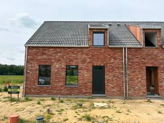 Op zoek naar een nieuwe thuis in een rustige, groene omgeving? Deze instapklare halfopen woning op een perceel van <strong>387 m²</strong> combineert modern wooncomfort met een landelijke ligging in de kindvriendelijke Walstraat te Koolskamp.<br /><br /><strong>Wonen in alle rust, met zicht op groen</strong><br /><br />De woning ligt in een doodlopende straat en kijkt uit op de omliggende velden – ideaal voor wie houdt van rust, ruimte en natuur. Dankzij de <strong>zuidgerichte</strong> <strong>oriëntatie</strong> geniet je volop van natuurlijk licht in huis én in je tuin.<br /><br /><strong>Energiezuinig en duurzaam gebouwd</strong><br /><br />Deze nieuwbouwwoning is volledig afgewerkt en voldoet aan de <strong>hoge energie-eisen van vandaag.</strong> Ze is gebouwd met duurzame materialen en klaar om jou jarenlang woonplezier te bieden – zonder zorgen over renovaties of verbouwingen.<br /><br /><strong>Comfortabel wonen, vlot verbonden</strong><br /><br />Hoewel je hier in alle rust woont, ben je snel onderweg. De oprit van de E403 ligt op amper 5 minuten rijden, met vlotte verbinding naar Brugge en Roeselare. Ook winkels, scholen en andere voorzieningen zijn makkelijk bereikbaar.