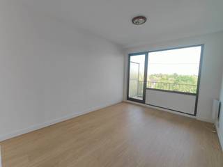 <h1><span>Tweeslaapkamerappartement nabij het centrum van Roeselare</span></h1><h1><span> </span></h1><h1><span>Op zoek naar een interessante investering of een ruim appartement op een toplocatie? Dan is dit deels gerenoveerde appartement een uitstekende opportuniteit!</span></h1><h1><span> </span></h1><h1><span>Het appartement beschikt over een </span><span>inkomhal</span><span>, een aparte </span><span>keuken</span><span>, een lichtrijke </span><span>leefruimte</span><span> en </span><span>twee slaapkamers</span><span> al deze ruimtes bieden toegang tot het </span><span>ruime</span><span> </span><span>terras</span><span>. </span></h1><h1><span>Verder is er nog een apart </span><span>gastentoilet</span><span> en een </span><span>badkamer </span><span>met ligbad. Recent werden onder andere </span><span>nieuwe verwarmingen/ Laminaat geplaatst</span><span>. </span></h1><h1><span>Dankzij de ligging op de 5de verdieping geniet u van een mooi groen en panoramisch uitzicht. Een </span><span>lift</span><span> en een </span><span>private kelderberging</span><span> zijn eveneens inbegrepen.</span></h1><h1><span> </span></h1><h1><span>Gelegen op wandelafstand van het centrum van Roeselare, met winkels, openbaar vervoer en belangrijke invalswegen vlakbij.</span></h1><h1><span> </span></h1><h1><span>Interessante investering: momenteel verhuurd aan </span><span>€580/maand + €125 provisie syndic</span><span>.</span></h1>