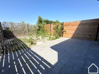 Op zoek naar een instapklare woning vlak bij het station én het bruisende stadscentrum van Ieper? Dan is deze recent gerenoveerde woning absoluut een bezoek waard. Deze woning beschikt bovendien over een EPC met A-label (93 kwh/m²) en is dus future-proof! Ook de elektriciteit is conform.<br /><br />Bij het binnenkomen kom je terecht in een praktische inkomhal met apart toilet. De lichtrijke leefruimte sluit mooi aan op de open, volledig uitgeruste keuken en vormt het gezellige hart van de woning. Van hieruit heb je toegang tot de aangename tuin met terras, ideaal om rustig te ontspannen of buiten te genieten met familie en vrienden.<br /><br />Op de eerste verdieping bevinden zich drie volwaardige slaapkamers en een moderne badkamer met inloopdouche. De zolder biedt bovendien extra bergruimte of mogelijkheden naar de toekomst toe.<br /><br />Extra troeven zijn de aparte buitenfietsenberging en de autostandplaats, een grote meerwaarde op deze centrale ligging.<br /><br />Een verzorgde, comfortabele woning met alle hedendaags wooncomfort op wandelafstand van station, centrum, winkels en voorzieningen. Zeker het ontdekken waard!