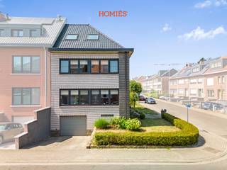 Met plezier stellen wij u deze leuke halfopenbebouwing voor in de Franz Schollaertstraat 1 in Kessel-Lo. Deze woning is gelegen in een rustige...