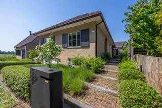 In een rustige en groene residentiële toplocatie in Kasterlee bevindt zich deze uitzonderlijk goed onderhouden vrijstaande villa, gebouwd in 2003 en stijlvol gerenoveerd in 2020. De woning combineert een tijdloze architectuur met hedendaags comfort en een hoogwaardige afwerking, waardoor ze volledig instapklaar is.
De woning werd praktisch ingedeeld met drie volwaardige slaapkamers op het gelijkvloers, wat een optimaal wooncomfort biedt voor zowel gezinnen als wie levenslang comfortabel wil wonen. De volledig ingerichte zolderverdieping vormt een absolute meerwaarde en biedt plaats aan vier extra slaapplaatsen. Deze veelzijdige ruimte kan eveneens dienstdoen als hobbyruimte, praktijkruimte, speelkamer of logeerverdieping.
Binnen valt meteen de verzorgde kwalitatieve afwerking op. De lichtrijke leefruimte geniet bovendien van airconditioning, terwijl het verwarmingssysteem met warme luchtkanalen zorgt voor een aangenaam en gelijkmatig binnenklimaat.
Ook op energetisch vlak scoort deze woning uitstekend dankzij de aanwezigheid van zonnepanelen, wat resulteert in een lagere energiefactuur en een duurzamer wooncomfort.
Buiten is het minstens even aangenaam. De fraai aangelegde tuin met ruim open terras en overdekte loungehoek vormt een heerlijke plek om in alle rust te genieten van het buitenleven. Het perceel is volledig omheind, waardoor privacy, veiligheid en gebruiksgemak verzekerd zijn.
Verder beschikt de woning over een ruime dubbele garage en geniet ze van een uitstekende ligging, op korte afstand van het centrum van Kasterlee, scholen, winkels en de prachtige Kempense natuur. Vastgoedinfo in aanvraag.
Bijzonderheden :
Vrijstaande, instapklare villa
Bouwjaar 2003 – gerenoveerd in 2020
Houtskeletbouw
Rustige, residentiële ligging
Drie slaapkamers op het gelijkvloers
Volledig ingerichte zolder met vier slaapplaatsen
Ingemaakte kasten
Airconditioning in de leefruimte
Verwarming via warme luchtkanalen
Zonnepanelen met groencertificaten tot 2030
Dubbele garage
Fraai aangelegde, volledig omheinde tuin met terras
Uitzonderlijk goed onderhouden