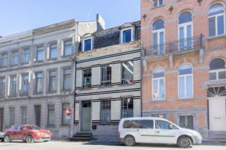 <p>In het hart van Geraardsbergen, op wandelafstand van de Markt, bevindt zich deze uitzonderlijk ruime stadswoning met maar liefst zes slaapkamers. Dankzij de drie volwaardige verdiepingen en de doordachte structuur biedt deze eigendom tal van mogelijkheden, onder andere voor wie een meergezinswoning wenst te creëren of een tweede woonentiteit wil voorzien.</p>
<p>De woning werd in 2006 reeds gedeeltelijk gerenoveerd, waarbij onder meer betonnen gewelven werden geplaatst. Hoewel hier en daar nog afwerking mogelijk is, beschikt het pand over een solide basis en een praktische indeling.</p>
<p>Een extra troef zijn de vier verschillende terrassen die verspreid over het pand aanwezig zijn, waardoor u op elk moment van de dag van een buitenruimte kan genieten. Achteraan bevindt zich bovendien een tuin die rechtstreeks toegankelijk is via de Visstraat. Hierdoor kan het perceel zowel via de Penitentenstraat als via de Markt van Geraardsbergen bereikt worden.</p>
<p>Een bijzonder ruim en veelzijdig pand op een toplocatie in het centrum van Geraardsbergen, ideaal voor grote gezinnen, co-housing of wie wonen en investeren wil combineren. <br /><br />Meer info? Een bezoek? Bel Jordi 0477/32.61.53</p>