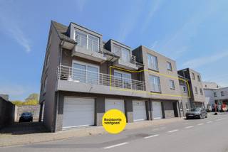 Deze instapklare woonst is gelegen nabij het centrum van Gistel op wandelafstand van oa winkels, openbaar vervoer en verschillende horecazaken. Ook een vlotte fietsverbinding via de Groene 62. Het recente (2008) appartement op de eerste verdieping omvat inkom met apart toilet, woonkamer met open keuken, zonnig terras, 2 slaapkamers, badkamer en wasberging. Gemeenschappelijke fietsenberging in het gebouw aanwezig. autostandplaats inbegrepen! <br />Vraag nu uw bezoek aan! Huurprijs: €875 per maand incl. syndicuskosten en autostandplaats, beschikbaar vanaf 01-02-2026, EPC: 92 kWh/m² - UC: 2433060 ~ Vg, Wg, Gmo, Gvkr, Gvv ~ Ref. MI24527