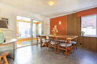 Deze halfopen bebouwing is centraal gelegen, op fietsafstand van het centrum, winkels, scholen, openbaar vervoer en belangrijke uitvalswegen.De...