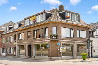 Instapklaar appartement met ruim zonneterras pal in centrum. Belangrijkste troeven:- Centrale ligging: bibliotheek, winkels, station enz op...