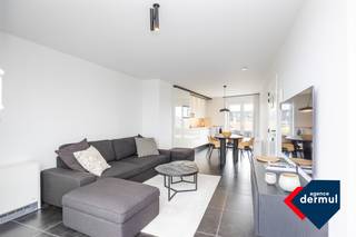 Ontdek dit prachtige dakappartement met zeezicht in Residentie Sorrento, een ideale mix van comfort en stijl, perfect gelegen nabij het bruisende centrum van Oostende. Dit exclusieve appartement is gelegen op de zesde verdieping en biedt een doordachte indeling met één slaapkamer, waarin u optimaal kunt genieten van een moderne en rustige leefomgeving. Het interieur is licht en ruim, met grote ramen die zorgen voor een overvloed aan natuurlijk licht. Geniet van de frisse zeelucht en het aangename klimaat op niet één, maar twee terrassen. Het ene terras biedt een geweldig uitzicht over de stad, terwijl het achterterras een schitterend zicht heeft op zee. Het appartement beschikt over een handige kelder voor extra opslag en een gemeenschappelijke fietsenberging, zodat u uw fiets veilig en gemakkelijk kunt stallen. Grijp deze unieke kans en neem snel contact met ons op voor een bezichtiging en laat u overtuigen door de troeven van dit bijzondere dakappartement!