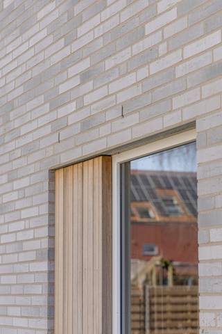 Tussen de Parkstraat en Artoisstraat, in hartje Wevelgem, realiseert Danneels ruime gezinswoningen.<br /><br />Momenteel is nog slechts één woning te koop; de halfopen bebouwing met 4 slaapkamers op het lot 11. <br /><br />Met 195 m² woonruimte, een ingerichte keuken en badkamer, 4 slaapkamers, een omheinde tuin met gezellig terras, garage, oprit, ... heb je hier alles wat je verlangt. <br /><br />Deze woning kan in enkele maanden woonklaar worden afgewerkt. Perfect voor wie graag snel wil verhuizen. <br /><br />Vloerverwarming, zonnepanelen en slimme ventilatie zorgen voor jouw comfort en een lage energiefactuur.  <br /><br />Kies jouw afwerking in de toonzalen van onze partners en Danneels doet de rest. Onze klantenbegeleider staat voor je klaar.