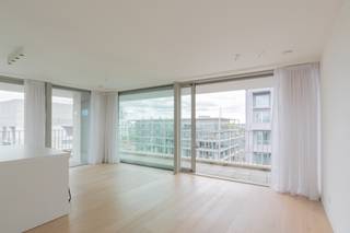 <p>Appartement d’exception dans HAVN – Élégance scandinave au cœur du Zuid<br /><br />Situé dans l’emblématique HAVN, conçu par le célèbre architecte suédois Johannes Norlander, cet appartement remarquable incarne parfaitement l’élégance du design scandinave contemporain. L’immeuble se distingue par son architecture transparente, ses matériaux de grande qualité et son esthétique minimaliste intemporelle.<br /><br />Grâce à ses vastes baies vitrées, l’appartement bénéficie d’une luminosité exceptionnelle tout au long de la journée. La pièce de vie, généreuse et ouverte, est entourée de terrasses qui prolongent naturellement les espaces intérieurs et offrent de belles vues dégagées ainsi qu’une agréable sensation d’espace.<br /><br />La cuisine bulthaup, reconnue pour son design épuré et sa qualité irréprochable, s’intègre harmonieusement à l’architecture du lieu.<br /><br />L’appartement comprend une spacieuse chambre principale ainsi qu’une seconde pièce plus petite, idéale comme chambre d’amis, bureau ou dressing.<br /><br />Idéalement situé dans le très recherché quartier du Zuid, à proximité immédiate des musées, galeries, restaurants et cafés, ce bien constitue un pied-à-terre idéal pour les amateurs d’architecture contemporaine et de vie urbaine raffinée.<br /><br />Une opportunité rare d’acquérir un appartement où lumière, architecture et qualité de vie se conjuguent à la perfection.</p>