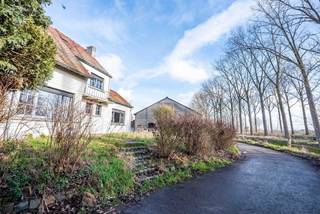 Verscholen in een oase van rust en groen, langs de oevers van de Schelde, bevindt zich deze  volledig te renoveren of te slopen woning !Hier ervaart...