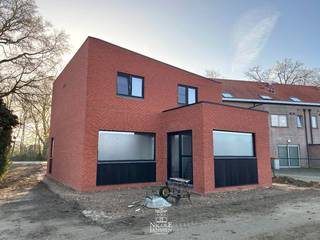 Deze nieuwbouwwoning ligt op een mooie locatie in het charmante Kessenich, bekend om zijn natuur en authentiek karakter. Dankzij de gunstige ligging zijn uitvalswegen en omliggende steden vlot bereikbaar.<br /><br />Op deze verkoop is het btw-tarief van 21% van toepassing.<br /><br />=> Indeling<br />Gelijkvloers: inkomhal, woonkamer, keuken en een berging <br />Verdieping: nachthal, drie slaapkamers, badkamer en een berging <br /><br />=> Afwerking<br />De woning wordt in casco plus staat verkocht (afwerking in overleg mogelijk) <br /><br />Meer informatie over deze afwerkingen via ons kantoor te verkrijgen.