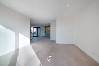 <p>In het centrum van Brakel bevindt zich deze moderne en <strong>bijna-energieneutrale nieuwbouwwoning</strong> (BEN), ideaal voor wie comfortabel en duurzaam wil wonen.</p><p><strong>Extra troef: verkoop onder registratierechten (geen 21% btw).</strong></p><p>U komt binnen via een overdekte inkomhal met praktische bergruimte, waar ook fietsen kunnen worden gestald. De lichtrijke leefruimte met open keuken vormt het hart van de woning en sluit mooi aan op de tuin. De woning is <strong>kwalitatief</strong> afgewerkt en beschikt over een ruime technische berging en een gastentoilet op het gelijkvloers.</p><p>Op de verdieping bevinden zich twee <strong>ruime</strong> slaapkamers en een moderne badkamer met inloopdouche. De zolder, bereikbaar via een vaste trap, kan perfect ingericht worden als extra slaapkamer. In totaal is er mogelijkheid tot vier slaapkamers.<br />Buiten geniet u van een terras en omheinde tuin. Parkeermogelijkheden bevinden zich vlakbij.</p><p>De woning is uitgerust met vloerverwarming, warmtepomp, zonnepanelen en HR++ beglazing, wat zorgt voor een energiezuinige en toekomstgerichte woonervaring.</p><p>Ideaal gelegen, met winkels, scholen en openbaar vervoer op wandelafstand.</p><p>Voor meer info of een bezoek, contacteer ons kantoor.</p>