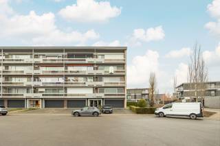 <p>Dit appartement, gelegen op de derde verdieping, biedt een aangename woonervaring in het centrum van Hemiksem. Je woont in een rustige buurt, met winkels, scholen en openbaar vervoer vlakbij.</p><p><br /></p><p>Het appartement bestaat uit een grote woonkamer met veel lichtinval - een uitgeruste keuken - een terras aan de voorzijde - een ruime badkamer met ligbad - een nachthal dat leidt naar de drie volwaardige slaapkamers en een balkon.</p><p><br /></p><ul><li>Rustig wonen in een doodlopende straat</li><li>Veel natuurlijke lichtinval dankzij grote raampartijen</li><li>Kelderberging en lift aanwezig</li><li>Dak is geïsoleerd</li><li>Asbestveilig</li></ul>