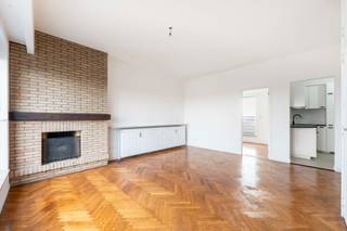 Vernieuwd penthouse appartement met royale terrassen. <br /><br />Op een zeer centrale locatie, nabij het Station, bevindt zich dit vernieuwde penthouse appartement met terras op de bovenste verdieping. <br />Ruime leefruimte, met zicht op de stad én een royaal terras. <br />De nieuwe frisse keuken is zeer gerieflijk ingericht. De badkamer kent een douche, een toilet en een wastafel.<br />De zeer fijne ligging, op wandelafstand van winkels, restaurants, horeca, maken het een interessante investering voor de verhuur.<br />Aan de achterkant een rustig gelegen slaapkamer met ruim terras. <br />Tot slot een handige parkeerplaats met nummer 1 ondergronds dewelke te koop wordt aangeboden aan 35.000;-EUR.
