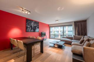 TE HUUR: Mooi gemeubeld appartement op super locatie tussen de Zoutelaan en de DumortierlaanIndeling: inkomhal met gastentoilet, open keuken,...