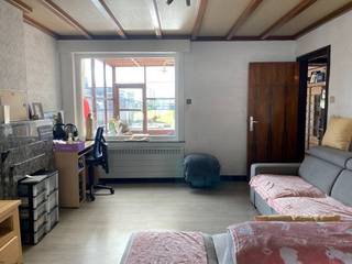 Centraal gelegen woning met grote garage.De woning bestaat uit:Gelijkvloers: Inkomhal - leefruimte met zit- en eethoek - eetplaats - veranda - keuken...