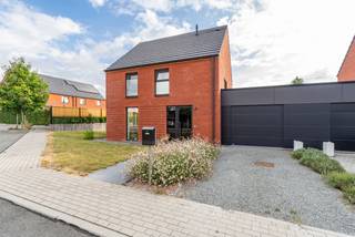 <strong>*** A VENDRE *** </strong>- Rebecq - Maison 3 façades construite en 2023 avec 3 chambres pour une superficie totale de ± 157 m² et située dans une rue sans issue, à proximité des écoles et du centre du village.<br /><br />Le rez-de-chaussée comprend un hall d’entrée avec WC séparé, une pièce de vie de +- 40 m² avec salon, salle à manger et cuisine ouverte, ainsi qu’une buanderie.<br />À l’étage, 3 chambres de +- 13, 11 et 10 m², une salle d’eau avec bain, douche, meuble double vasque et sèche-serviette, ainsi qu’un grenier de rangement de +- 35 m².<br /><br />A l'extérieur, une terrasse de +- 45 m² et un jardin bien orienté (Est). Un garage de +- 24 m² avec porte sectionnelle motorisée et 1 emplacement de parking extérieur complètent le bien.<br /><br />Equipements et conforts : PEB "B+" (91 kWh/m².an) ; électricité conforme jusqu'en 2048 ; châssis double vitrage en PVC ; VMC double flux ; chauffage central au gaz à condensation ; citerne d'eau de pluie de 10.000L.<br /><br />Prix : F.O. àpd 450.000 € (sous réserve d’acceptation des propriétaires)<br /><br />Pour tout complément d'information et pour planifier une visite, contactez-nous par tél. au 02 355 42 20 ou au 0494 28 38 88 (Taylor) et par mail à tubize@weinvest.be.