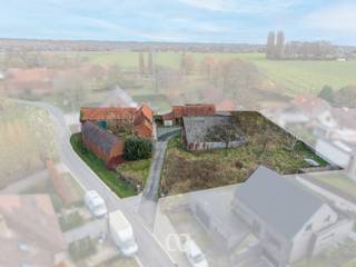 In het charmante Zwalm, vlakbij de iconische Molenberg, bevindt zich dit uitzonderlijk gelegen perceel dat een unieke ontwikkelingsmogelijkheid...