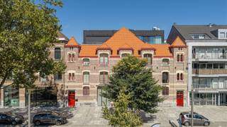 <p>In a rare prime location on the South Park is this exceptional new construction apartment (2024) of no less than 192 sqm. Fully furnished by H206, this residence exudes pure tranquility, elegance and timeless luxury.</p><p>Located in the real Antwerp South, on the iconic Gedempte Zuiderdokken and the new Zuidpark, you live here in peace and quiet, with the Scheldt and the city's best restaurants literally around the corner.</p><p>-    Stylish terrace: an intimate outdoor space, perfect for a coffee or evening glass<br />-    Prime location: quiet yet close to hotspots, shopping and connection to the city<br />-    2 bedrooms + possibility 3rd bedroom<br />-    Possibility to purchase car parking</p><p>The living space with impressive fenestration enjoys wonderful light and flows seamlessly into the beautiful terrace, where you enjoy evening sun,. The open living kitchen was finished with high quality materials and is the stylish heart of the apartment, perfect for those who love to live and receive on level.</p><p>Currently the apartment has 2 spacious bedrooms, including a luxurious master suite with dressing room and ensuite bathroom. In addition, there is easy possibility of creating a 3rd bedroom. A second bathroom provides additional comfort and privacy.</p><p>From the custom furniture to the high-quality materials - everything exudes understated elegance.</p><p>And parking in the city? No stress: There are 2 spacious car parking spaces available for purchase underground.</p><p>Plan your visit at www.sinjoor.be or call us for more information 03 283 05 00.<span><span></span></span></p>