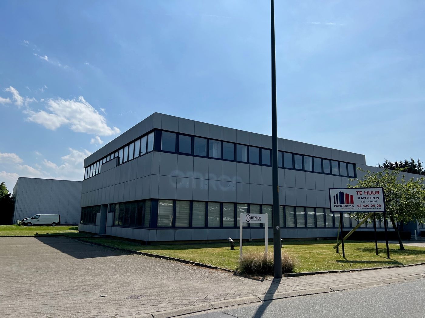 363 m² lichtrijke kantoren op 1 km van R0 - foto 5