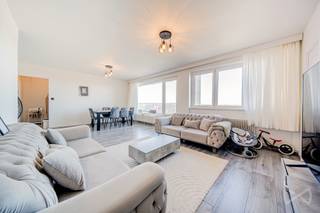 Info &amp; bezichtigingen: dries.v@weinvest.be of 0471 68 27 37<br />Ontdek dit aangename appartement, gerenoveerd in 2020, gelegen op de 15e verdieping van een gebouw met lift, aan de Twee Leeuwenweg 20 in Vilvoorde. Geniet elke dag van een adembenemend panoramisch uitzicht over de omgeving!<br />Met een oppervlakte van 96 m² biedt deze woning een ruime, lichte woonkamer van 31 m² met een zonnig terras van 8,5 m² op het westen, ideaal om te ontspannen. De aangrenzende keuken, de drie comfortabele slaapkamers (12, 11 en 12 m²), de moderne doucheruimte en het aparte toilet maken het geheel harmonieus af.<br />Comfort: hoogwaardige dubbele beglazing, collectieve gasverwarming, niet-conforme elektriciteit, EPC C, videofoon, fietsenstalling en vuilnisbakken. Alles is aanwezig voor een praktisch en aangenaam dagelijks leven.<br />De ligging is ideaal: op 1 minuut van de bushaltes (lijn 47) naar het station van Vilvoorde (800 m), snelle toegang tot de E19, N1 en N260, scholen op 5-7 minuten, Eurovolley Center op 150 m, Portaels ziekenhuis en winkels in de buurt.<br />Neem vandaag nog contact met ons op voor een bezichtiging! Bekijk al onze exclusieve aanbiedingen op www.weinvest.be