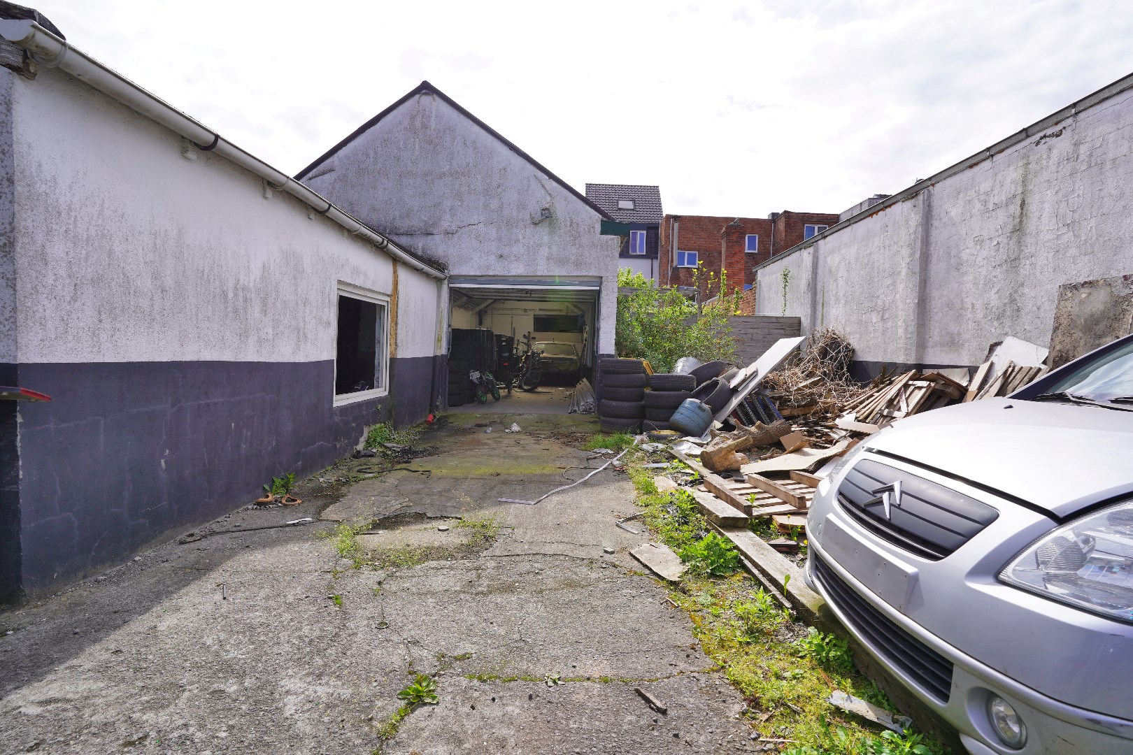 Goed gelegen huis 4 slaapkamers met atelier en grote koer. - foto 4