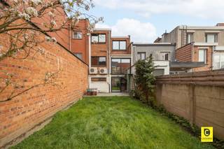<h2><span>Deels te renoveren woning met tuin en groot potentieel op toplocatie!</span></h2><p><span>Op zoek naar een woning met veel mogelijkheden en op een toplocatie in Wilrijk? Deze deels te renoveren woning op de Frans van Dunlaan biedt alles wat een renovatieproject zo aantrekkelijk maakt, maar met het grote voordeel dat de belangrijkste energetische ingrepen reeds werden uitgevoerd.</span></p><p><span>Locatie:</span></p><p><span>De woning is gelegen in het hart van Wilrijk. In de directe omgeving vindt u scholen, supermarkten, lokale winkels en gezellige horecazaken. Voor ontspanning zijn er diverse parken en groene zones op wandelafstand. Dankzij de vlotte verbinding met openbaar vervoer en de Antwerpse Ring bent u snel in het stadscentrum of in andere regio's. </span></p><p><span>Indeling:</span></p><p><span>Bij binnenkomst via de vernieuwde voordeur betreedt u een ruime inkomhal met mooie tegelvloer. Links vindt u een gastentoilet. Verder in de hal bevindt zich een polyvalente ruimte, ideaal om volledig naar eigen wens in te richten als praktijkruimte of hobbykamer. Achteraan bevindt zich de technische ruimte met een charmante dambordvloer, waar de recent geïnstalleerde warmtepomp staat opgesteld, samen met voldoende plaats voor wasmachine en droogkast.</span></p><p><span>Het gelijkvloers biedt via een schuifraam directe toegang tot de zuidgerichte tuin van ca. 78 m². Geniet hier van volledige privacy en zonlicht bijna de hele dag door de ideale plek voor tuinliefhebbers en gezellige zomeravonden.</span></p><p><span>Via de trap komt u op de eerste verdieping, waar de lichtrijke leefruimte in L-vorm u verwelkomt met een parketvloer. Er is voldoende ruimte voor een grote eettafel en een gezellige zithoek. Dankzij de brede raampartijen geniet u van een weids uitzicht en veel daglicht. De keuken biedt alle voorzieningen en vormt het perfecte uitgangspunt voor een moderne L-keuken, volledig naar uw smaak. Ook hier zorgt een schuifraam voor een vlotte verbinding met de tuin.</span></p><p><span>Op het tweede verdiep bevinden zich twee volwaardige slaapkamers, waarvan één volledig vernieuwd is, en een recent gerenoveerde badkamer met dubbele lavabo, toilet en inloopdouche met regendouche.</span></p><h3><span>Extra troeven van deze woning:</span></h3><ul><li><span>Gunstig EPC energiezuinig dankzij warmtepomp (warm/koude lucht) </span></li><li><span>Ramen vernieuwd met hoogrendement dubbel glas in aluminium </span></li><li><span>Dak recent gerenoveerd en geïsoleerd </span></li><li><span>Toplocatie in Wilrijk, dichtbij scholen, winkels en openbaar vervoer </span></li><li><span>Zuidgerichte tuin van ca. 78 m² met volledige privacy </span></li></ul><p><span> </span></p><p><span>Deze woning is een uniek deels renovatieproject met enorme mogelijkheden: u kunt het volledig naar eigen smaak transformeren, terwijl de belangrijkste energetische investeringen al zijn gedaan. <br />Een zeldzame kans voor wie wil combineren: renovatiepotentieel, comfort en energie-efficiëntie in één.</span></p>