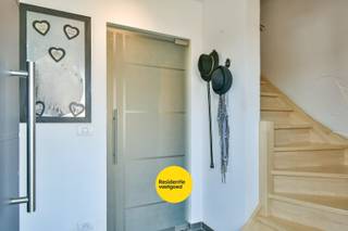Welkom in de Groene-Herdersgoed 27 in Roeselare, een fantastische, energiezuinige woning gelegen in een rustige, residentiële wijk. Dankzij de gunstige ligging geniet u van een vlotte verbinding naar de snelweg én het levendige stadscentrum van Roeselare.<br /><br />Bij het binnenkomen wordt u verwelkomd in een stijlvolle inkomhal met apart gastentoilet. De lichtrijke leefruimte straalt warmte en gezelligheid uit en vloeit naadloos over in de volledig uitgeruste keuken met moderne toestellen en een praktisch kookeiland – de ideale plek voor wie van koken houdt. Op zonnige dagen wandelt u rechtstreeks de tuin in, waar u in alle rust kunt genieten van de zon en een heerlijk drankje.<br /><br />Op de bovenverdieping vindt u drie volwaardige slaapkamers, ingericht met het oog op optimaal comfort en nachtrust. De stijlvolle badkamer beschikt over een ruime inloopdouche, een ligbad, een badkamermeubel met lavabo en een tweede toilet.<br /><br />De buitenruimte is een absolute troef: een aangelegde tuin met een gezellige overkapping. U kiest op elk moment van de dag tussen zon en schaduw. Parkeren doet u eenvoudig op de ruime oprit, die plaats biedt aan meerdere wagens. Daarnaast beschikt de woning over een inpandige garage.<br /><br />De vermelde prijs is een richtprijs. Elk bod, hoger of lager dan deze prijs, wordt voorgelegd aan de eigenaar, die zich het recht voorbehoudt om dit te aanvaarden of te weigeren.