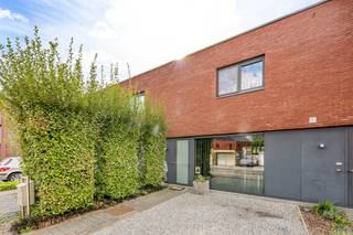 Welkom in het <strong><span>centrum van Herent</span></strong><br />Deze gezellige en instapklare woning heeft het allemaal: <strong>Makkelijk </strong>parkeren voor de deur (<strong><span>Inclusief laadpaal voor je EV</span></strong>), een aangename leefruimte, een gezellige tuin en drie kamers.<br />De woning beschikt over 104m² bewoonbare oppervlakte en is <strong><span>bijzonder praktisch</span></strong> ingedeeld.<br />Op het gelijkvloers vinden we de inkomhal met apart toilet, een praktische berging en een aangename leefruimte met aansluitend de keuken. Van hieruit heb je rechtstreeks toegang tot het terras en de gezellige stadstuin: een fijne plek om buiten te eten, vrienden te ontvangen of gewoon rustig van de zon te genieten (<strong><span>Z-oriëntatie</span></strong>). Er is ook een mooi (geïsoleerd) tuinhuis voor extra opslagruimte. De regenwaterput zorgt voor extra besparingen op water. Er is ook een waterontharder aanwezig. <br />Op de verdieping bevinden zich <strong><span>drie kamers</span></strong> en de badkamer. Vandaag zijn deze ingericht als slaapkamer, bureau en dressing, maar wie drie slaapkamers nodig heeft kan ze uiteraard ook zo gebruiken mits enige aanpassing.<br />De ligging is moeilijk te verslaan. Je woont pal in het centrum van Herent met winkels, openbaar vervoer en alle dagelijkse voorzieningen binnen handbereik. De bushalte is vlak aan je deur.<br />Een woning voor wie graag centraal, comfortabel en onderhoudsvriendelijk woont.<br />Een verrassend compleet huis op een toplocatie in Herent. Boek een afspraak met Philippe via <strong><span>de knop 'bezoekmoment'</span></strong> op onze site.