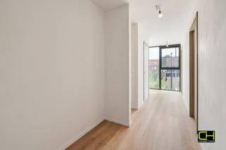 Ontdek deze energiezuinige nieuwbouwwoning in Elsakker 10, gelegen in een rustige en kindvriendelijke woonwijk. Hier geniet je van een groene en veilige omgeving waar kinderen vrij kunnen spelen, terwijl je toch profiteert van vlotte verbindingen naar winkels, scholen, sportfaciliteiten en belangrijke in- en uitvalswegen. <br /><br />Je wordt verwelkomd in de inkomhal met apart gastentoilet. Er is een zeer ruime en lichtrijke woonkamer met open moderne keuken voorzien van alle toestellen. Dankzij de grote raampartijen geniet je overal van daglicht, terwijl de praktische berging zorgt voor extra comfort. Op de eerste verdieping vind je drie volwaardige slaapkamers en een badkamer die uitgerust is met zowel een inloopdouche, een bad als een stijlvol lavabomeubel. Daarnaast is er ook een apart toilet aanwezig. De nachthal biedt bovendien ruimte om een bureau te plaatsen en er kan een grote ingemaakte kast voorzien worden, ideaal voor wie houdt van extra opbergruimte. <br /><br />Buiten geniet je van een zonnige tuin met terras en tuinhuis. Achteraan is er een toegangspoort naar een recreatief park dat binnenkort door Stad Gent wordt aangelegd, wat een meerwaarde vormt voor de leefomgeving. Vooraan de woning is er een fietsenberging voorzien en bijkomend beschikt dit pand ook over een privatieve parkeerplaats. Dankzij de zonnepanelen en de warmtepomp woon je niet alleen modern en comfortabel, maar ook energiezuinig.<br /><br />Deze woning wordt verkocht onder BTW-stelsel, de mogelijkheid bestaat ook om aan te kopen aan 2% registratierechten, de prijs hiervoor kan u opvragen. De woning werd nog niet ingebruik genomen.<br /><br />Wenst u meer informatie of een afspraak, gelieve ons te contacteren via 09 395 05 40 of verkoop@concept-home.be