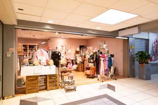 Het winkelcentrum is al meer dan 40 jaar een vaste waarde in Wilrijk.Er zijn verschillende leuke en creatieve zaken gevestigd: kledingwinkels,...