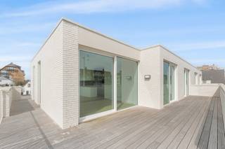 Geniet van luxe en duurzaamheid in dit prachtig nieuwbouwappartement op wandelafstand van de zee. De royale living met moderne open keuken vormt een lichtrijk geheel, dat naadloos aansluit op het grote terras van 68 M2 voor een optimaal vakantiegevoel. Dit energiezuinige appartement is klaar voor de toekomst dankzij een EPC A-attest en geothermische verwarming. Met drie ruime slaapkamers, een praktische aparte berging en een gemeenschappelijke fietsenberging is aan alle comfort gedacht. Bovendien is er de mogelijkheid tot de aankoop van een garage. Een unieke kans op een stijlvolle en zorgeloze thuis aan de kust!