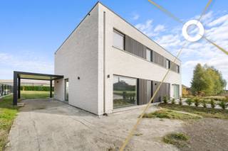 In een rustige, recente verkaveling – palend aan landbouwgebied – vind je deze instapklare parel. De ligging is top: dicht bij het centrum en...