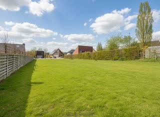 RUSTIG GELEGEN bouwgrond met uitstekende ligging voor STIJLVOLLE VILLAWONING. Deze MOOIE BOUWGROND VAN 1.130 M² bevindt zich in een...