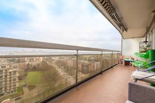 MOLENBEEK-SAINT-JEAN, Machtens district, spacious apartment with a living area of ± 100m² located on the 13th floor. It is composed as...