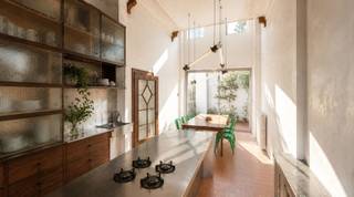 <p><strong>Karaktervol renovatieproject op een toplocatie in Borgerhout!</strong></p>
<p><strong>Droom jij van een woning die je volledig naar eigen hand kunt zetten? In een van de meest charmante straten van Borgerhout vind je dit pand met een overvloed aan potentieel. Achter de karaktervolle gevel schuilt een zee aan ruimte, wachtend op een creatieve visie.</strong><br /><br />Een rustige woonstraat met prachtige gevels, maar met de dynamiek van de stad om de hoek. Winkels, hippe hotspots en invalswegen liggen op een steenworp afstand.</p>
<span><strong>INDELING:</strong></span><br />Binnenin biedt het pand een overvloed aan ruimte dankzij de indeling met drie volwaardige verdiepingen, twee tussenverdiepingen en een praktische kelder. Deze royale structuur, aangevuld met een buitenruimte, vormt het ideale blanco canvas voor een totaalrenovatie. <br /><br />Na de werken kan hier een prachtige gezinswoning ontstaan met een comfortabele indeling, waar lichtrijke leefruimtes, meerdere slaapkamers en verschillende badkamers centraal staan. Of u nu droomt van een riante gezinswoning of een unieke stadswoning met een ruim thuiskantoor; de veelzijdige indeling leent zich moeiteloos voor talloze architecturale mogelijkheden, volledig afgestemd op uw eigen smaak en behoeften.<br /><br /><span><strong>BIJZONDERHEDEN</strong></span><br />* Te renoveren woning met enorm veel potentieel<br />* <span>Reeds uitgevoerde werken</span>: vloerplaat geïsoleerd<br />* vernieuwing achterste dak en achtergevel geïsoleerd<br />* Elektriciteit groten deels vernieuwd<br />* Gelegen op centrale en goede locatie <br />* Dak in goede staat en geïsoleerd.<br />* Nieuwe ramen - dubbele beglazing - muren geïsoleerd<br />* Gelijkvloers is vloerverwarming geplaatst maar nog niet aangesloten.