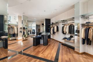 Op een sterke hoeklocatie in het centrum van Temse vindt u dit commercieel huurpand met uitstekende zichtbaarheid. Dankzij de grote etalage en...