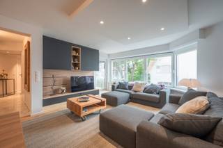 Res. Green Garden IV.<br />Uitzonderlijk breed appartement met aangenaam zicht op groen en villa's van Het Zoute, gelegen in residentie tussen Driehoeksplein en Ijzerzerpark.<br />Dit appartement omvat ruime inkomhal met vestiaire en apart toilet. Lichtrijke woonkamer met open keuken, uitgevend op terras met mooi open zicht over groen.<br />Twee volwaardige slaapkamers en aanpalende badkamer voorzien van ligbad, toilet en dubbele lavabo. De grote slaapkamer eveneens uit op een terrasje.<br />Mogelijkheid tot aankopen dubbele autostaanplaats (in lengte) in residentie vlakbij (residentie Meribel) voor € 135.000,-. <br />Ref. A728