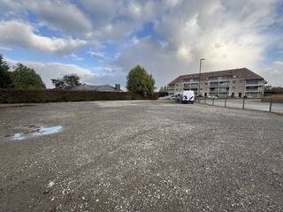 Ruim stuk grond van ca. 950 m² te koop in Anzegem, perfect geschikt voor opslag, stalling of parkeren van vrachtwagens, machines of materiaal.Bent u op zoek naar bedrijfsvastgoed te huur in Anzegem? Contacteer ons voor meer informatie of een bezoek ter plaatse.