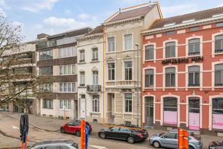 Deze prachtige en ruime kantoorruimte van circa 274 m² is gelegen hartje Hasselt centrum op slechts 100 m van de Koning Albertstraat en 300 m van de grote markt.

 Dit unieke pand heeft de afgelopen jaren een zo goed als totaalrenovatie ondergaan met uitzondering van enkele authentieke elementen. 

Bekijk zeker de plannen/foto’s op onze website via deze link  https://www.vastgoedservice.be/vgs4/pand_one.asp?Immo_ID=19725 om een perfecte indeling te zien. 

Dit prachtige pand is perfect geschikt voor volledig kantoorruimtes te maken of kantoorruimtes met woonst boven. 
Indeling van dit pand : 
GELIJKVLOERS : op het gelijkvloers kunnen 3 ruime kantoorruimtes ingedeeld worden, ook is hier sanitair, aparte toilet en veel bergruimte voorzien. 
VERDIEP 1 : op het 1ste verdiep is nu een moderne hyper uitgeruste keuken voorzien met aansluitend een Zuid-Oost gelegen terras, ook een aparte toilet hier. 
VERDIEP 2 : op het 2e de verdiep is nog een ruime kantoorruimte die ook eventueel in 2 gesplitst kan worden. 
VERDIEP 3 : op het 3e verdiep is nu 1 kantoorruimte mogelijk met sanitair, vernieuwde badkamer en apart toilet. 
VERDIEP 4 : op het 4e de verdiep is ook een grote kantoorruimte die ook en 2 kan gesplitst worden. 

Een lift plaatsen in dit gebouw is ook mogelijk. 

Verdere belangrijke troeven van deze woning : 
• Mogelijkheid om achteraan het gebouw parkeergarages te huren 
• Kelder van circa 45 m² 
• Zeer energiezuinig + zonnepanelen 5580 wattpiek 