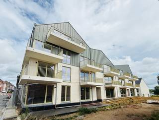 Stap binnen in het bruisende hart van Denderleeuw, waar Denderlink op je wacht: een uniek project met de laatste moderne BEN-appartementen en woningen. Hier geniet je van moderne luxe op een steenworp afstand van alle voorzieningen en het rustgevende jaagpad langs de Dender. <br />Met de vrijstelling van de onroerende voorheffing gedurende 5 jaar, veilige ondergrondse parkeerplaatsen en een ideale locatie om te pendelen naar Gent of Brussel, biedt Denderlink de perfecte balans tussen comfort, gemak en duurzaamheid. Welkom thuis bij Denderlink, waar luxe en harmonie samenkomen!