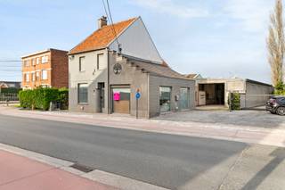 Deze woning met loods is gelegen op een commerciële ligging te Roeselare<br /><br /><span>De woning is als volgt ingedeeld:</span><br /><span>Gelijkvloerse verdieping: leefruimte, keuken, badkamer (toilet, bad, douche en lavabo), slaapkamer met aansluitend berging/dressing, kelder.<br />Eerste verdieping: 3 slaapkamers.</span><br /><br />Daarnaast is er ook een grote oprit en een loods van maar liefst +/- 830 m2.<br /><br /><span>PLUSPUNTEN:</span><br /><span>- COMMERCIËLE LIGGING </span><br /><span>- LOODS VAN 830 m2</span><br /><span>- MOGELIJKHEID TOT 4 KAMERS<br /><br /></span>