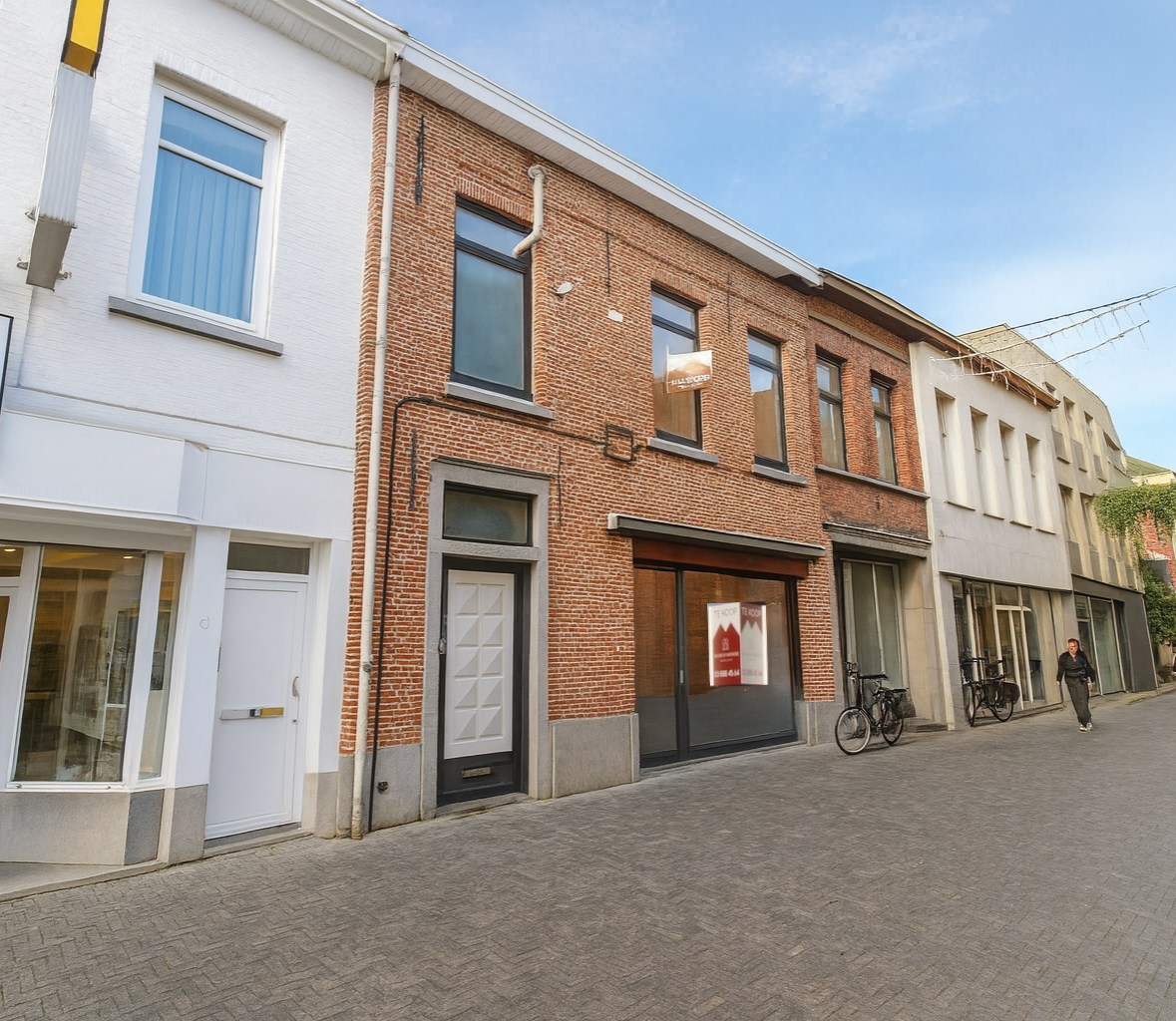 Uniek handelshuis met voormalig café en twee duplexappartementen te koop op toplocatie in het hart van Sint-Niklaas! - foto 1