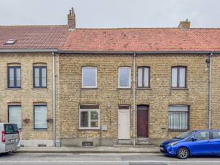 In Pervijze, deelgemeente van Diksmuide, huisvest deze volledig gerenoveerde woning met volgende indeling:<br /><br />GELIJKVLOERS:<br />Inkomhal - leefruimte - open en volledig ingerichte keuken - wasruimte/berging - volledig ingerichte badkamer.<br /><br />VERDIEP 1:<br />Nachthal - slaapkamer 1 met dressing/kinderkamer/bureau - slaapkamer 2.<br /><br />ZOLDER:<br />Volledig geïsoleerde zolder. Toegankelijk via vaste trap.<br /><br />ALGEMEEN:<br />- Volledig gerenoveerde woning.<br />- CV op aardgas, vloerverwarming.<br />- Schrijnwerk: PVC, hoogrendementbeglazing.<br />- Onmiddellijk vrij!<br /><br />Meer info op www.vastgoedvanoverschelde.be
