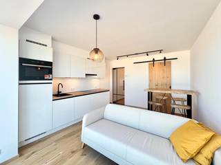 Deze volledig gerenoveerde studio op de eerste verdieping combineert een adembenemend zeezicht met het levendige karakter van de zeedijk.De studio...