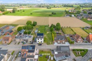 Deze grond is gelegen is het landelijke Dentergem en heeft een vol landelijk uitzicht.<br /><br />De bouwzone is bestemd voor een halfopen ééngezinswoning.<br />Het toegelaten bouwvolume is 2 bouwlagen met een hellend- of plat dak (cfr. de naastliggende buur).<br /><br />Het terrein heeft een bebouwbare zone/footprint van 131 m².<br /><br />Een bijgebouw van max. 40m² is toegelaten in de achtertuintuinstrook.<br /><br />Bij interesse, aarzel niet om contact op te nemen met Pieterjan op pw@entree.be en/of 0472 80 20 65